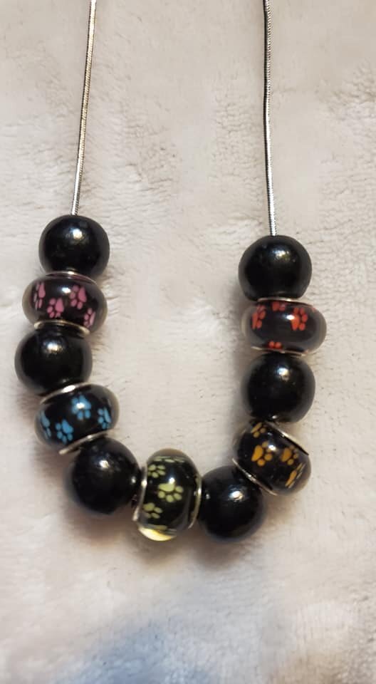 16" MULTICOLORED RAINBOW PAW PRINT BEADED NECKLACE