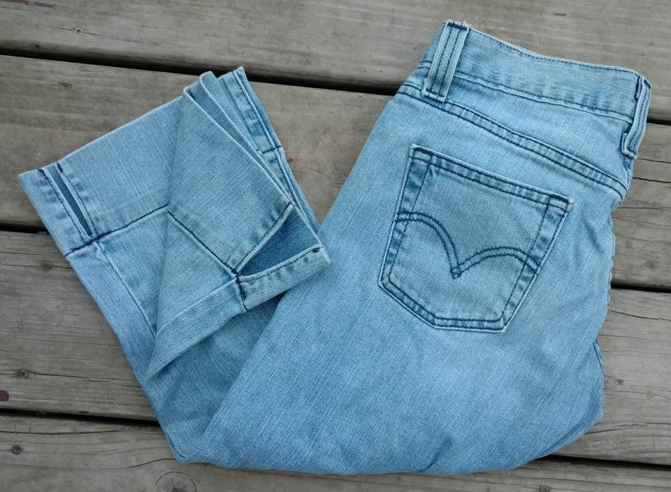 Levi Low-Rise Cropped Capri Jeans 