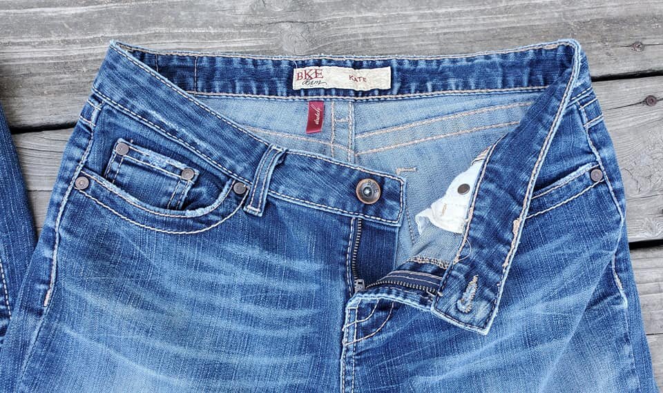 BKE SABRINA Jeans + Camo Lace-Up Sweatshirt