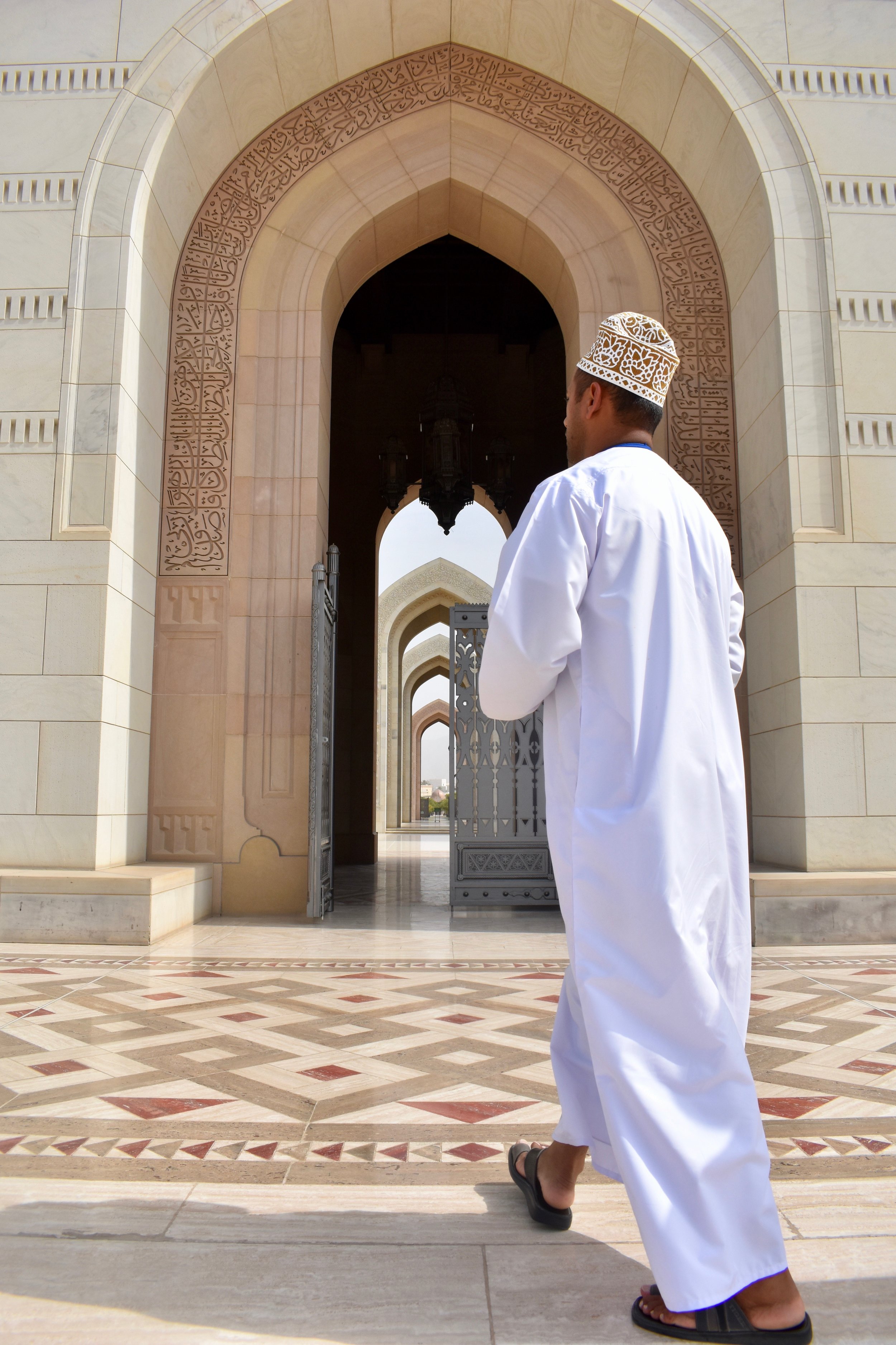  Juma in traditional Omani dress: “dishdasha” (white robe) and the “kumma” (hat) 