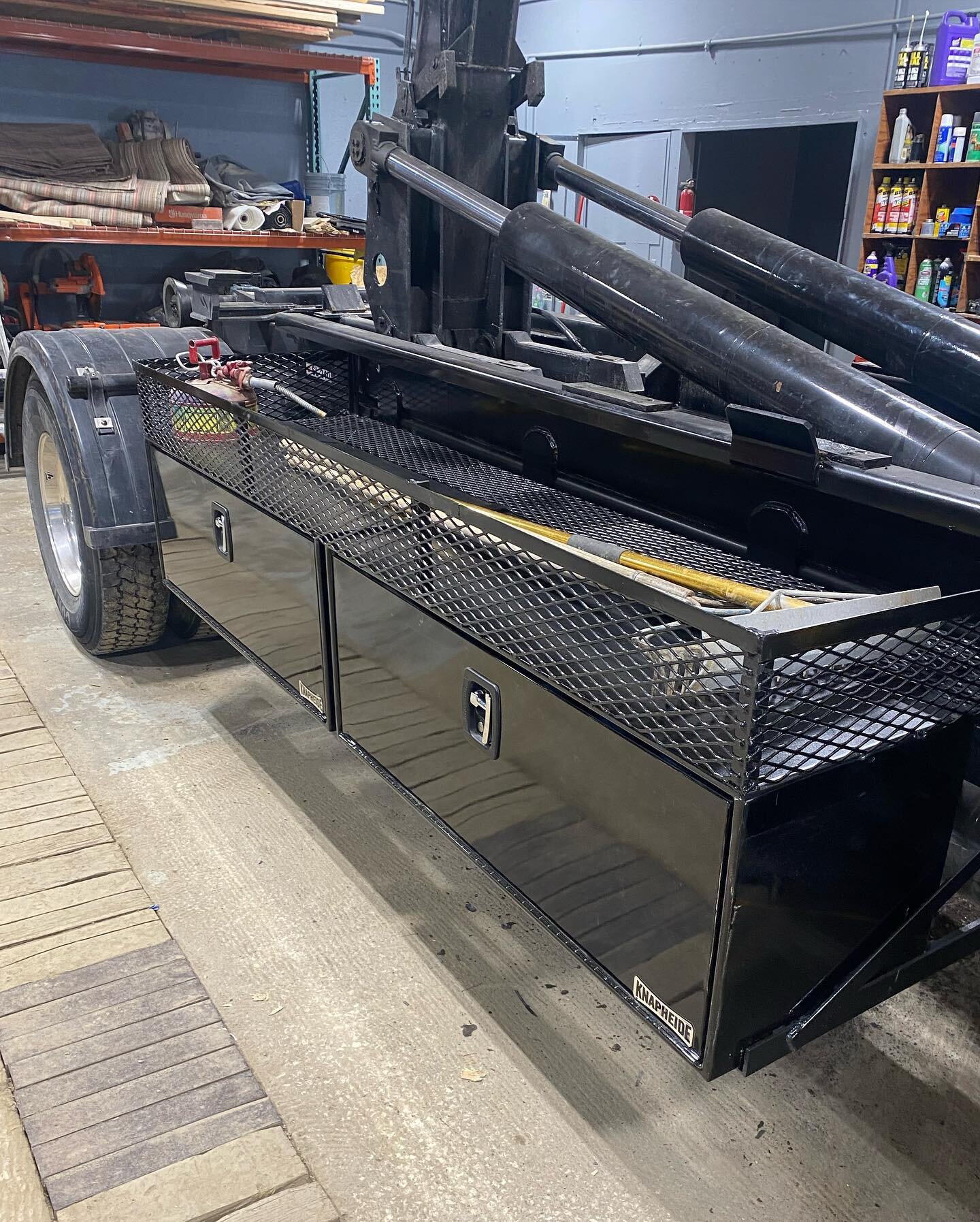 We completed our #swaploader truck fabrication by adding these tool boxes with a cage for storage above. We just stepped up our efficiency and organization game!!
#fabrication #welding #knapheide #hardscapebrotherhood
