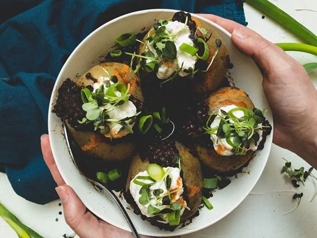 The EASIEST recipe I&rsquo;ve ever created ✅- even my mom could make it.⠀⠀⠀⠀⠀⠀⠀⠀⠀
.⠀⠀⠀⠀⠀⠀⠀⠀⠀
Pressure cooked Yukon Gold Potatoes 🥔🥔🥔 smothered in bbq black lentils. Garnish with some plain soy yogurt, Frank&rsquo;s 🌶, and green onion 🌱 (I added 