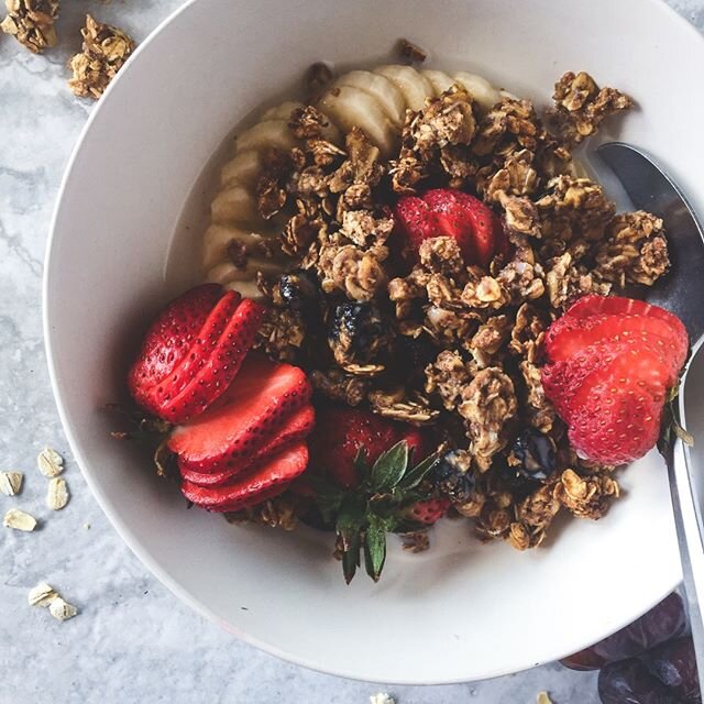 Still OBSESSED with this super crunchy oil-free, refined sugar-free, gluten-free ALMOND VANILLA GRANOLA 🍓🍌&hearts;️⠀⠀⠀⠀⠀⠀⠀⠀⠀
.⠀⠀⠀⠀⠀⠀⠀⠀⠀
No yogurt required!  Hell, no bowl required!  Just make a batch and start snacking (warning 🚫: it will not last