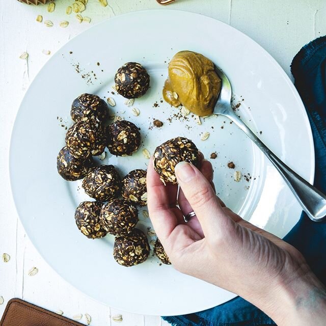 Who else is snacking way more during quarantine 🙋🏼&zwj;♀️⠀⠀⠀⠀⠀⠀⠀⠀⠀
.⠀⠀⠀⠀⠀⠀⠀⠀⠀
💥5 minute No Bake Cookie Bites 💥with oats, peanut butter, vanilla, maple syrup, and cocoa powder🤤. Because if you&rsquo;re gonna snack, DO IT UP RIGHT!⠀⠀⠀⠀⠀⠀⠀⠀⠀
.⠀⠀⠀⠀⠀