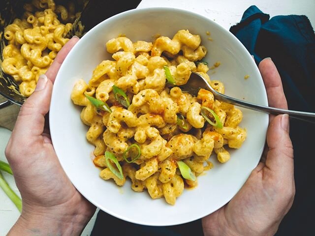 New Recipe: The most ooey, gooey vegan Mac and cheese EVA 🤤!⠀⠀⠀⠀⠀⠀⠀⠀⠀
.⠀⠀⠀⠀⠀⠀⠀⠀⠀
This quick and easy bowl of comfort is going to blow your mind 🤯. Uber cheesy 🧀🧀🧀 mac and cheese that recreates the rich, salty flavor and creamy, stretchy texture 