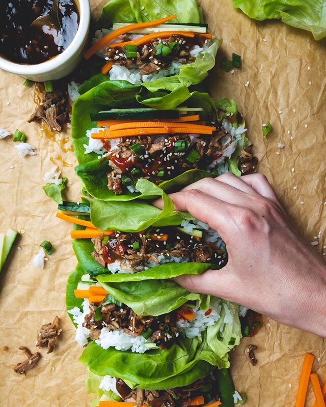 Get your hands on one of these Teriyaki Jackfruit Lettuce Cups 🥬!⠀⠀⠀⠀⠀⠀⠀⠀⠀
.⠀⠀⠀⠀⠀⠀⠀⠀⠀
Sweet and salty teriyaki jackfruit is piled onto tender lettuce leaves 🥬🥬🥬with crisp cucumber🥒, crunchy carrots 🥕, and hearty rice🍚. Serve with a sprinkle of