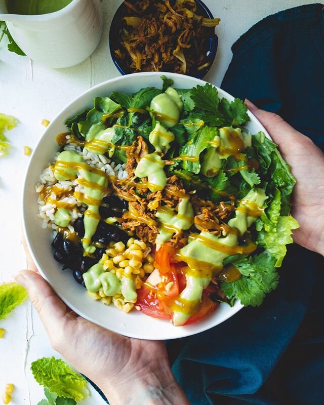 Is there a better time for a pulled BBQ JACKFRUIT burrito bowl than today??? No.  TODAY IS THE DAY 🙌🏻.⠀⠀⠀⠀⠀⠀⠀⠀⠀
. ⠀⠀⠀⠀⠀⠀⠀⠀⠀
This new recipe, using sweet and tangy bbq jackfruit, sweet corn 🌽, crunchy lettuce🥬, filling black beans, and creamy Spic