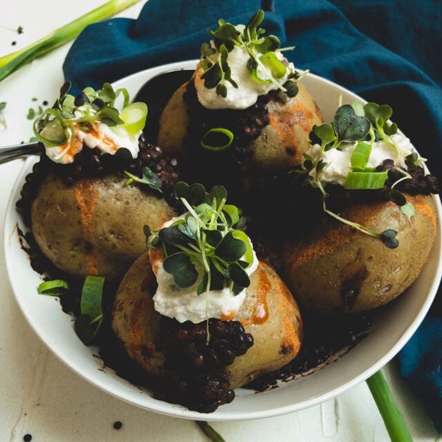 What&rsquo;s your favorite kind of potato 🥔🍠🥔?⠀⠀⠀⠀⠀⠀⠀⠀⠀
.⠀⠀⠀⠀⠀⠀⠀⠀⠀
Before going WFPB, I don&rsquo;t think I would&rsquo;ve had an answer to that question.  Now I am staunchly a YUKON GOLD fan 😍, thanks to their super creamy texture and mild flavo