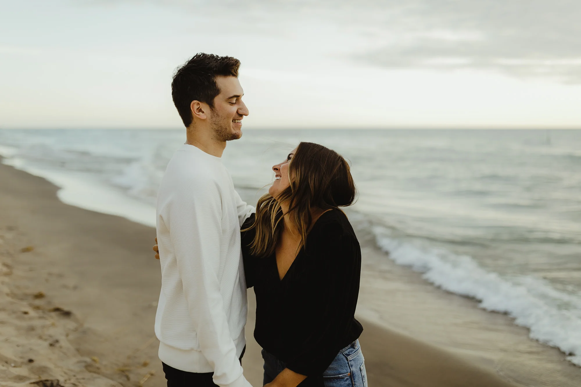 JillDeVriesPhotography-LakeMichiganEngagement-7.jpg