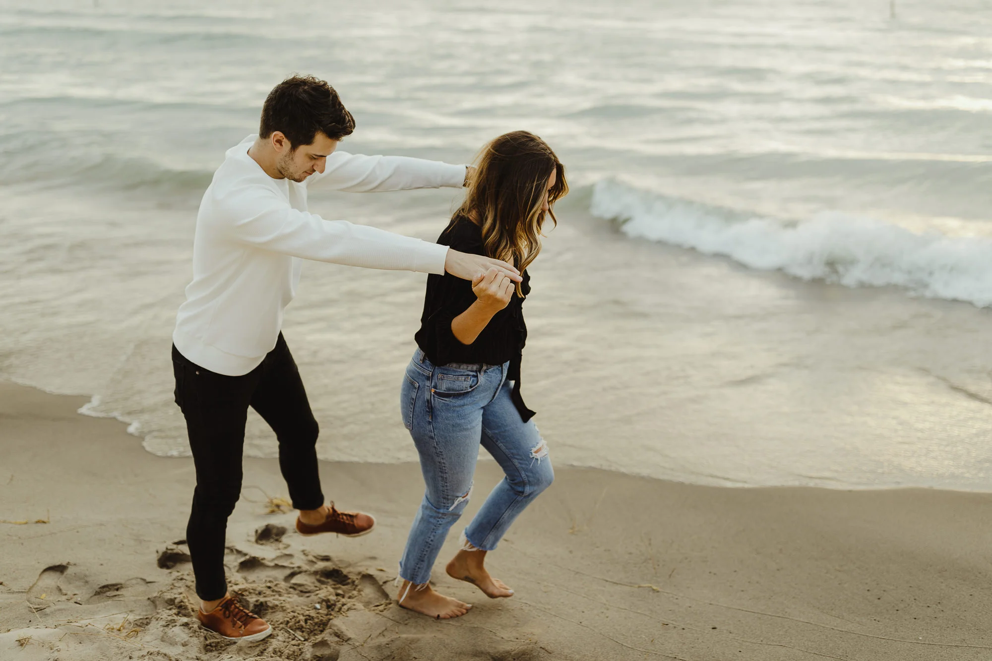 JillDeVriesPhotography-LakeMichiganEngagement-15.jpg