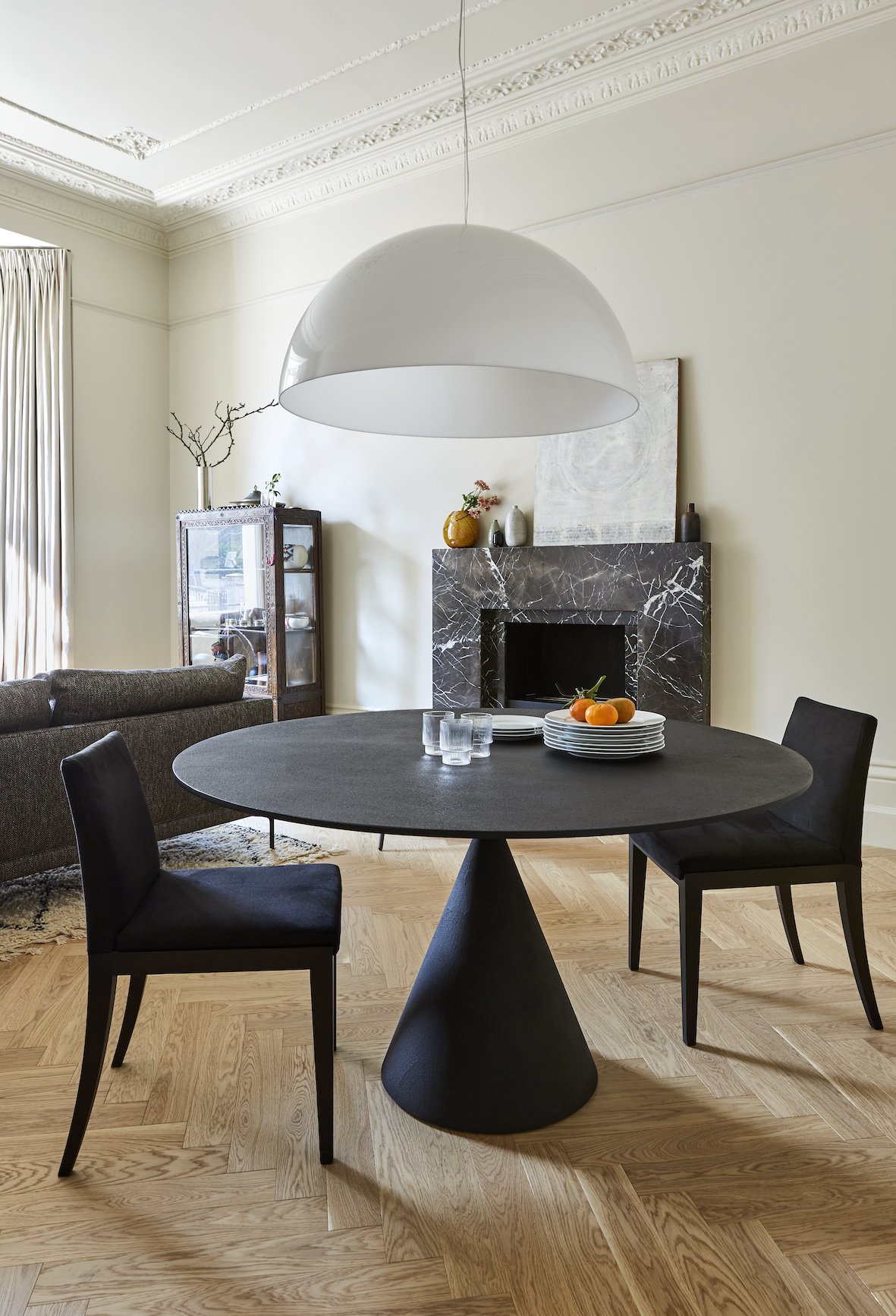 Dining room with Desalto clay dining table and oluce pendant
