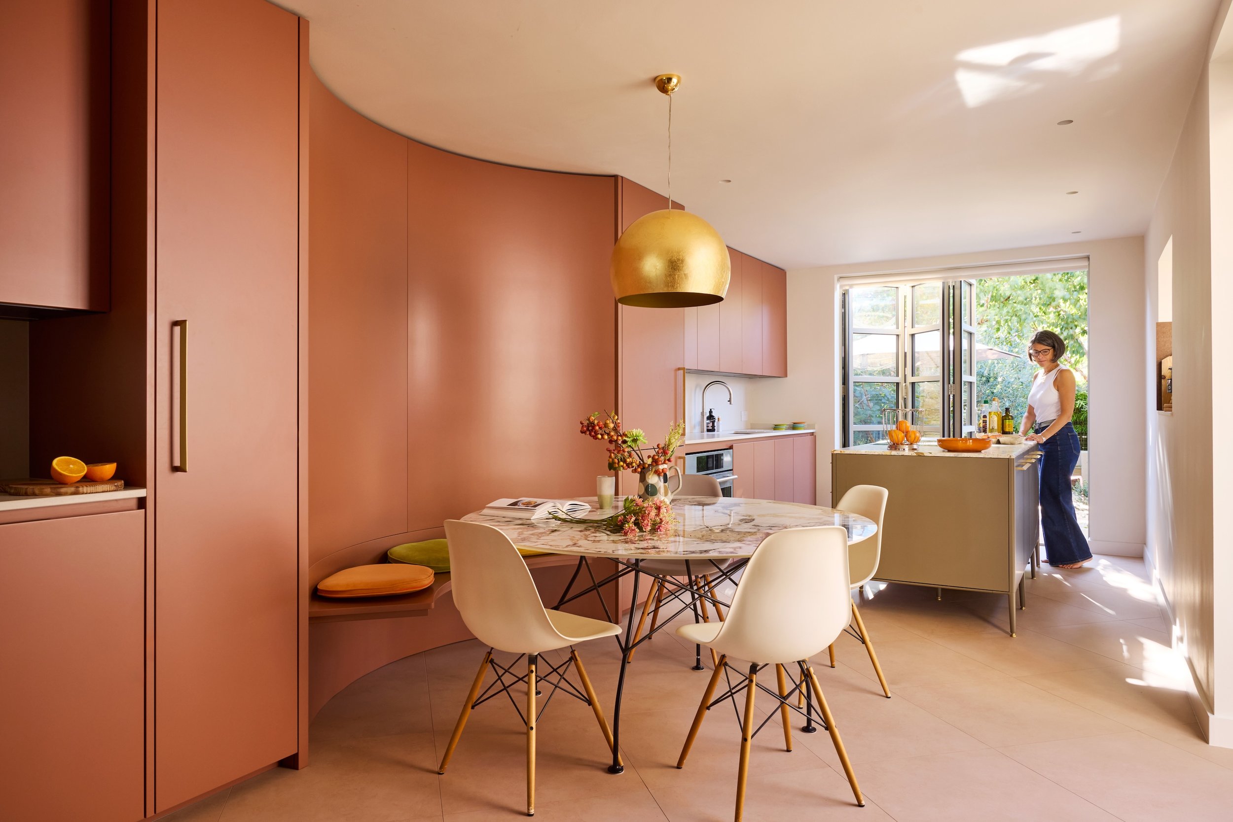 Terracotta kitchen with built-in circular dining area