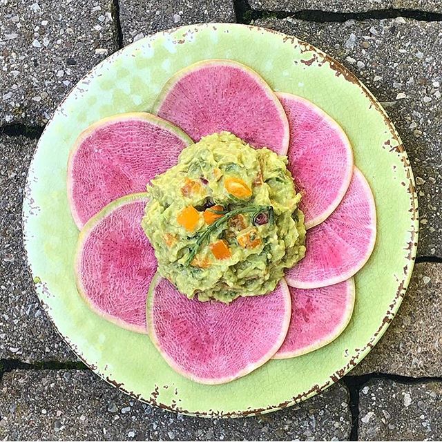 Happy National Guacamole Day! #christo4masonfood #guacamole #pink #green #bizarreobsessionwithorange🍊 #christo4masonphotography📸