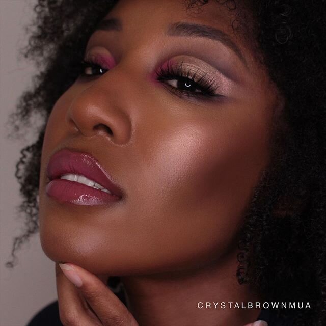 PINK 💕👄💕 I wasn&rsquo;t too sure about the pink lips but it&rsquo;s growing on me. Got a little floating crease going on with #maccosmetics Shady Santa and Finjan single eyeshadows. I&rsquo;m wearing @shop.audaciousbeauty lashes called Dubai 🤎. T