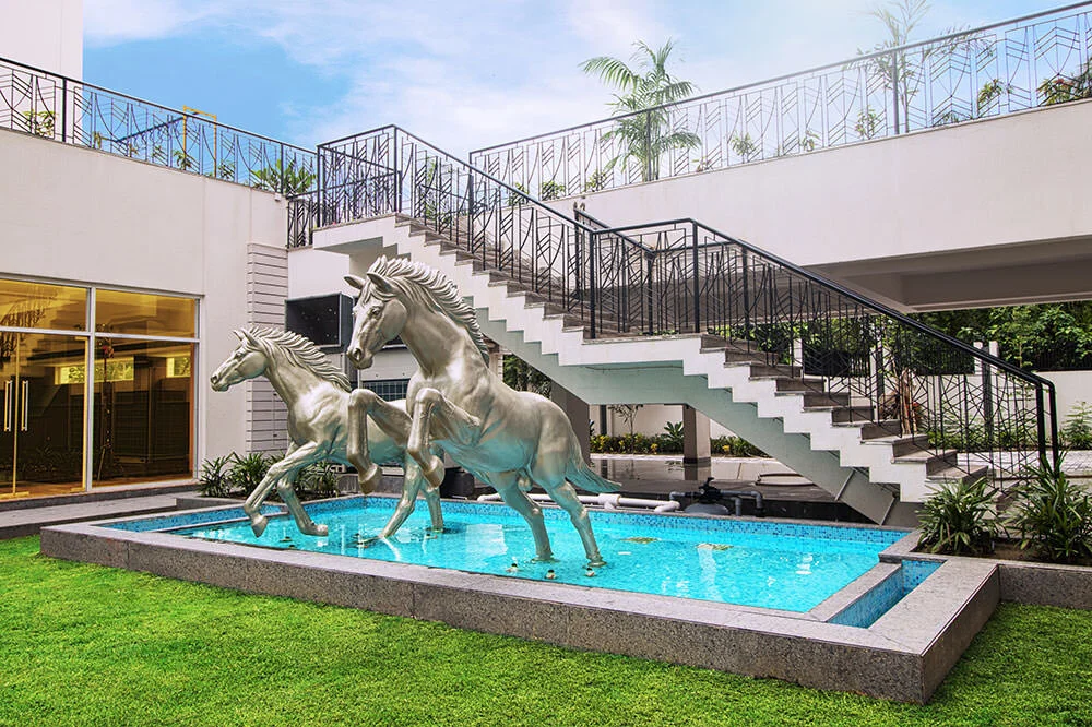 Horse-Garden_HDR2.jpg