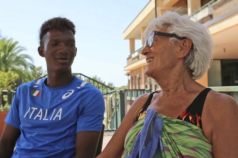 Opening door to migrants, some Italians defy government line