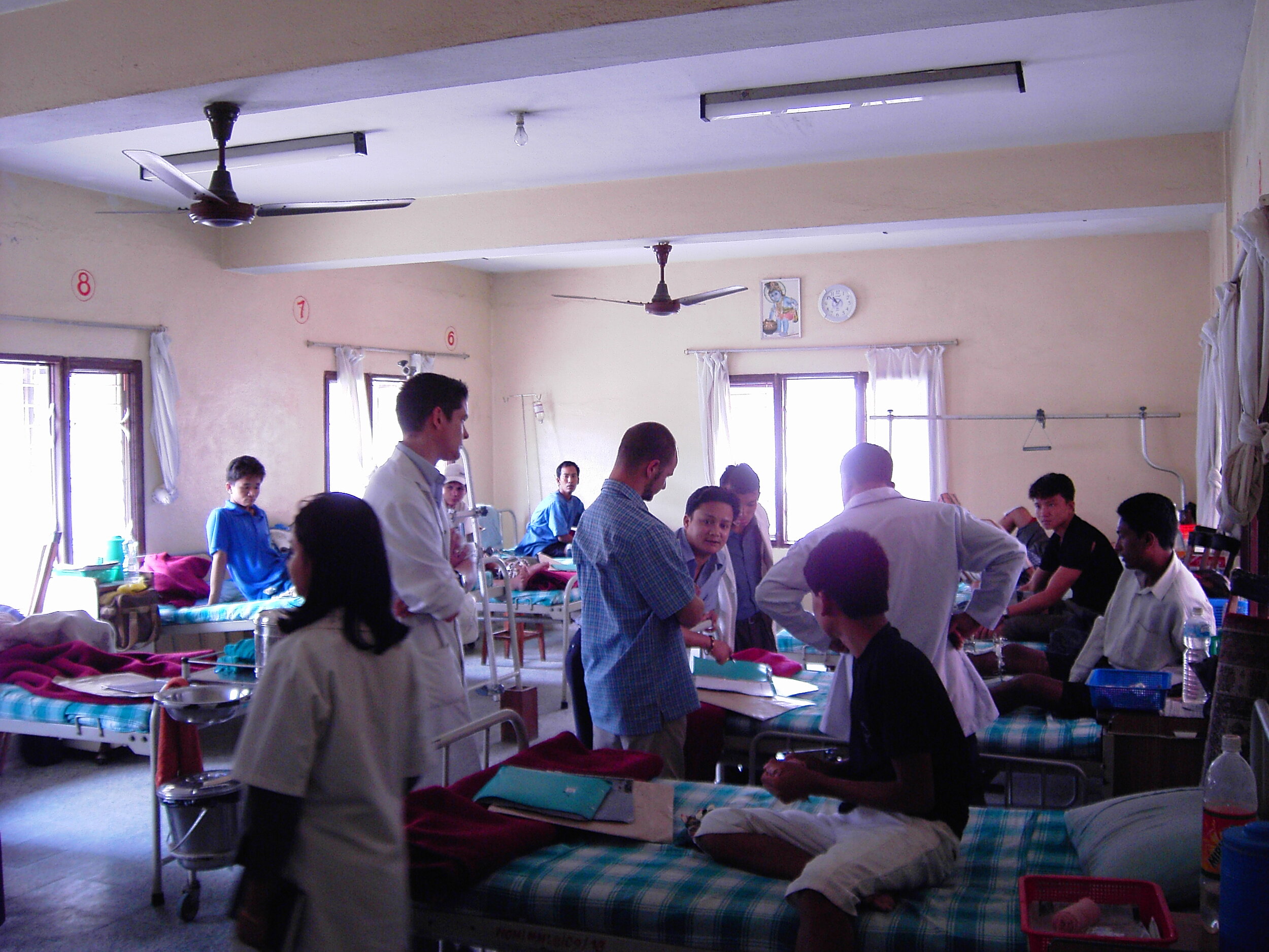 1 (3)1 bertje verpleger in Nepal.JPG
