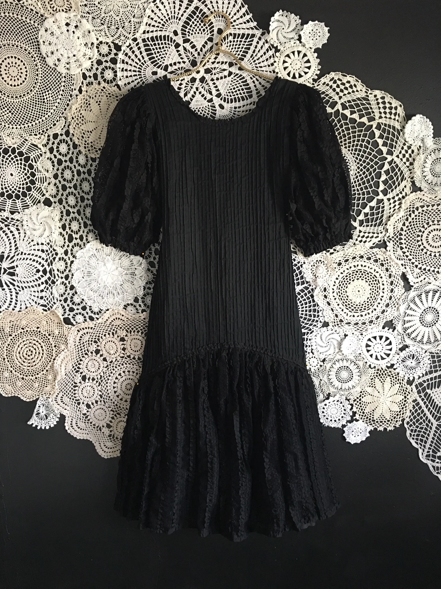 4610540 Black Pleated Lace Dress
