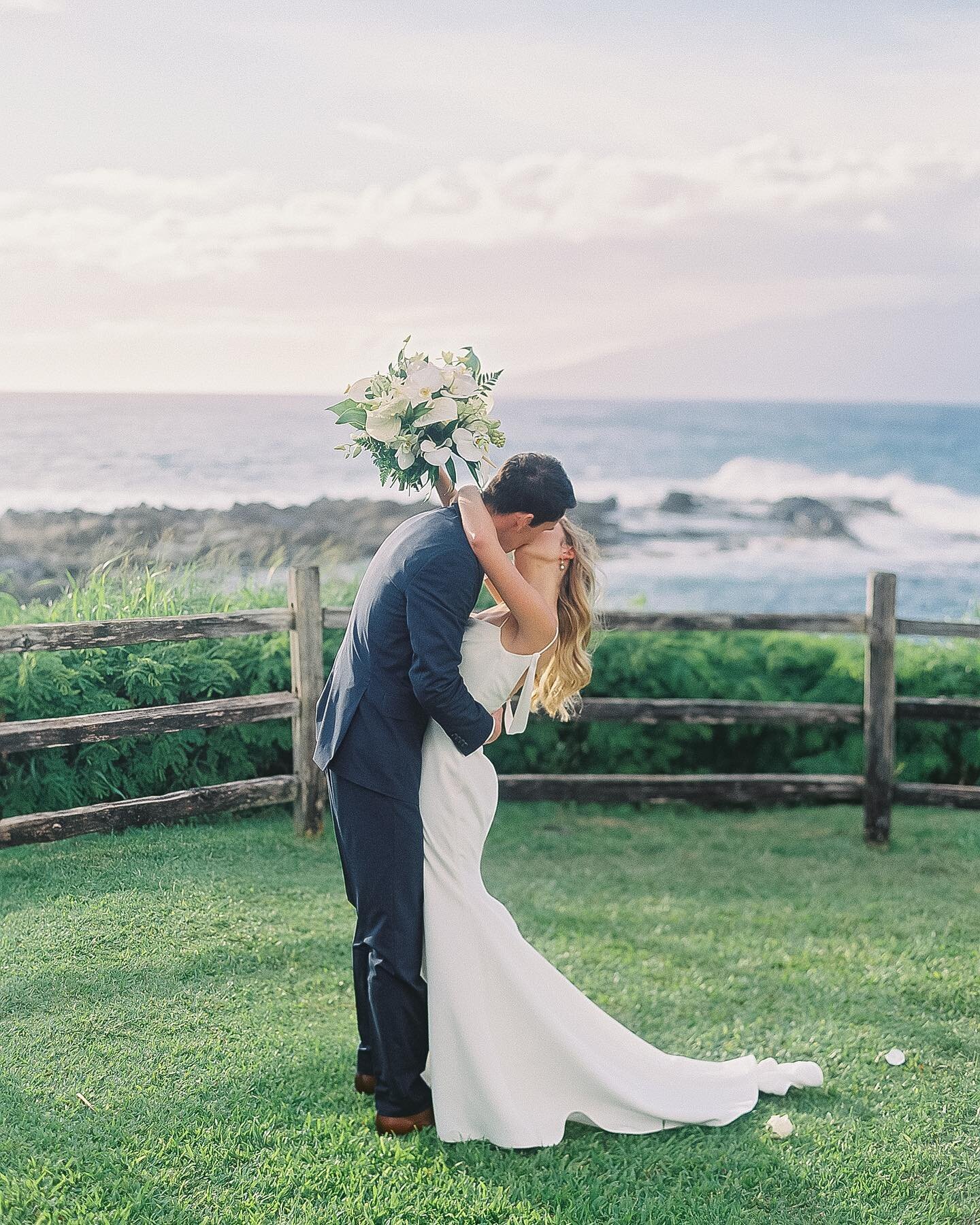 A sweet seaside moment from Emma &amp; Connor&rsquo;s wedding day at the Montage Kapalua Bay 🕊️

Planning &amp; Coordination @whiteorchidwedding 
Photography @dmitriandsandra 
Florals @dellablesfloraldesign 
Beauty @mauimakeupartistry 
Gown @leaannb