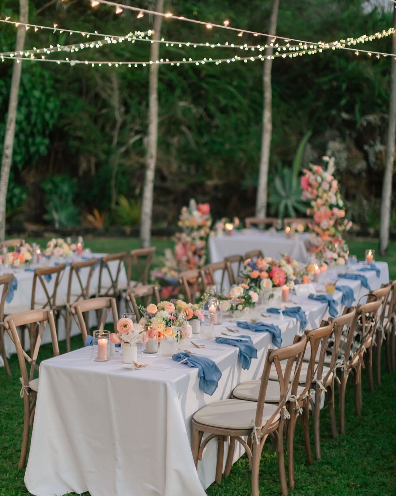 Is there a better combo than pastel blooms and an elegant wedding reception on the coast of Maui at sunset? We definitely don&rsquo;t think so and Tiera and Brandon&rsquo;s wedding deserved a permanent space on our feed ✨🥂💍

Planning &amp; Coordina