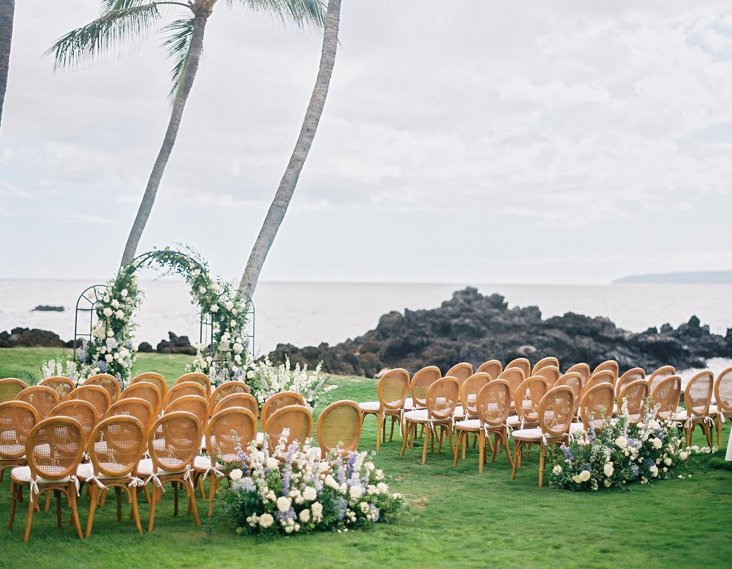 Dreaming of a seaside ceremony 

As seen on Style Me Pretty 💙

Planning &amp; Coordination @whiteorchidwedding 
Photography @dmitriandsandra 
Florals @teresasenamaui 
Arch @signaturemaui 
Rentals @rioeventdesign