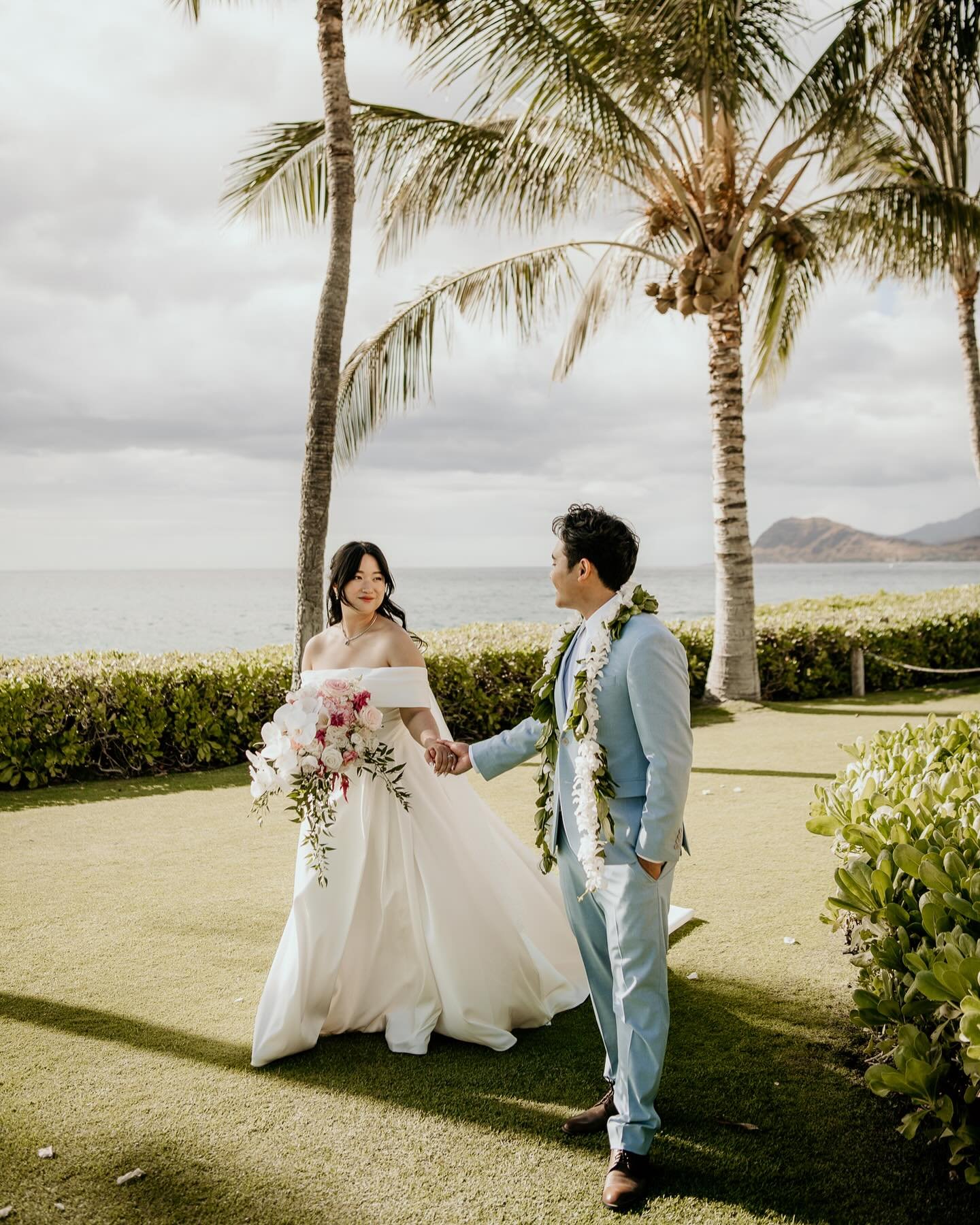 Oahu weddings just hit different

Event Design &amp; Coordination @whiteorchidwedding 
Photography @derekwongphotography 
Florals @jadorefloralhawaii @jadorecouturehawaii 
Beauty @faceartbeauty