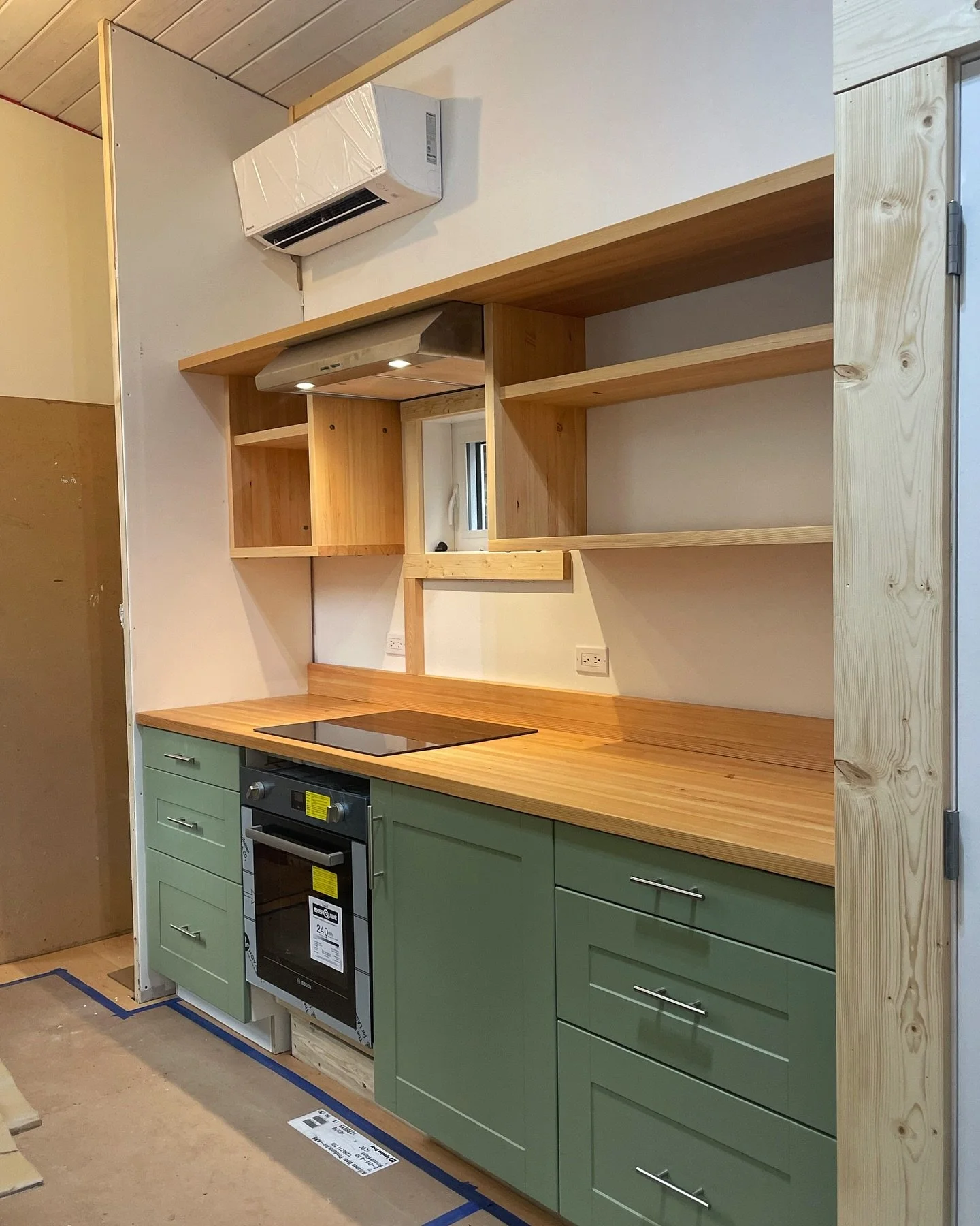The kitchen in our latest build is coming together beautifully&mdash;just look at that shiny stovetop! Almost ready for cozy home-cooked meals 🏡✨ 

#tinyhouse #tinyhome #tinyliving