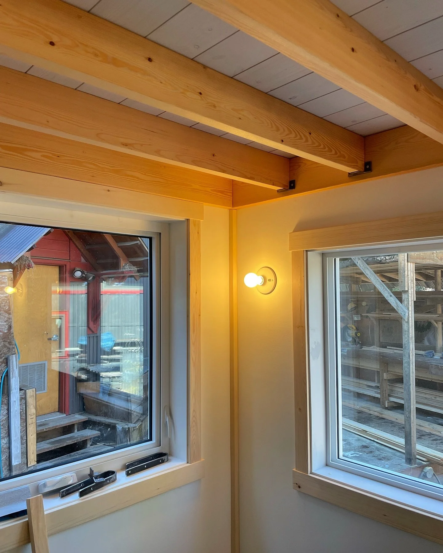 Cozy, elevated and designed for dreaming 💭 The loft in our latest tiny house helps to maximize every inch of space, while being comfortable and looking stylish!

Who else could see themselves waking up here? 

#tinyhouse #tinyhome #tinyliving