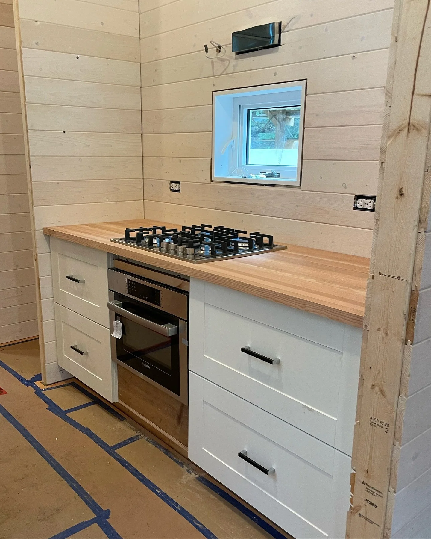 A few kitchen progress shots 🔪 

#tinyhouse #tinyhome #tinyliving
