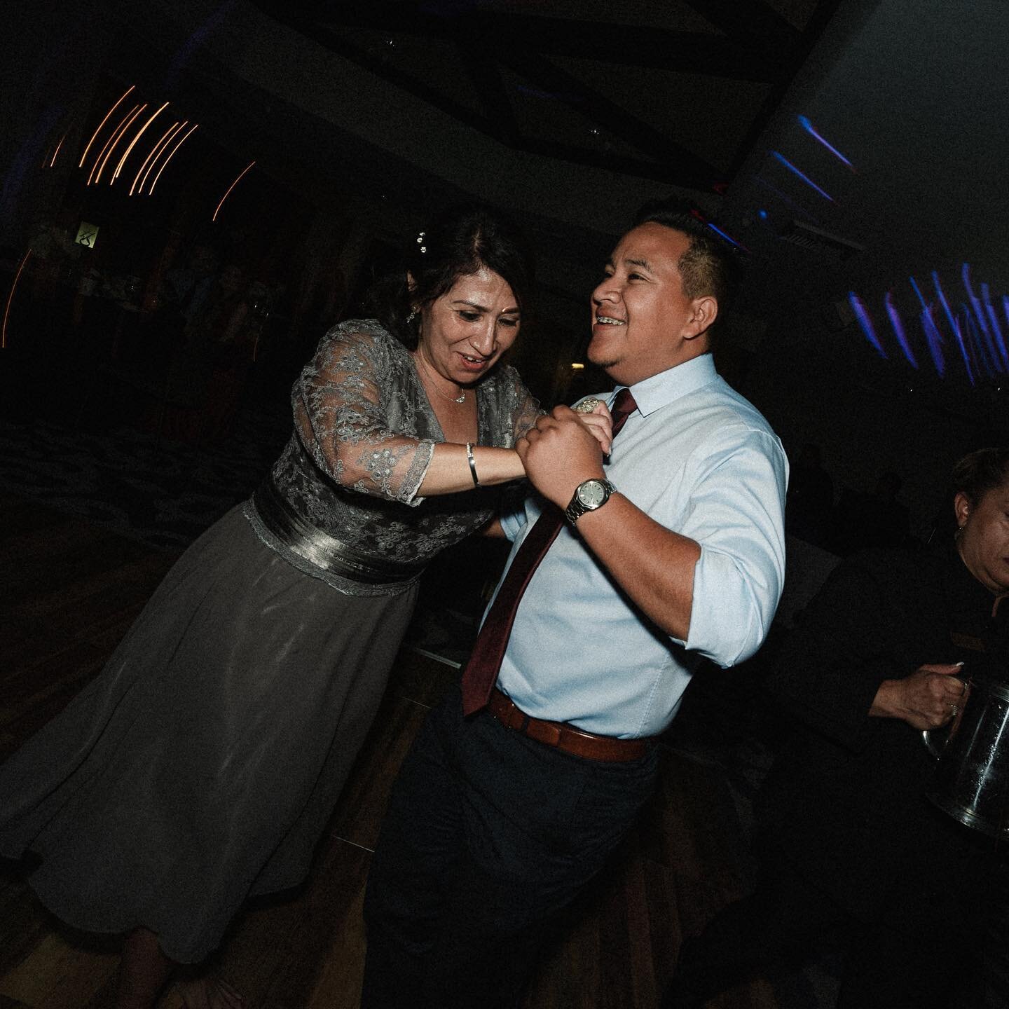 One of the best parts of the wedding is being able to join the guests on the dance floor to dance the night away. And get the dancing partying shots 🙃 these are from Abe and Gina&rsquo;s wedding second shooting with @jayebphoto in Long Beach!