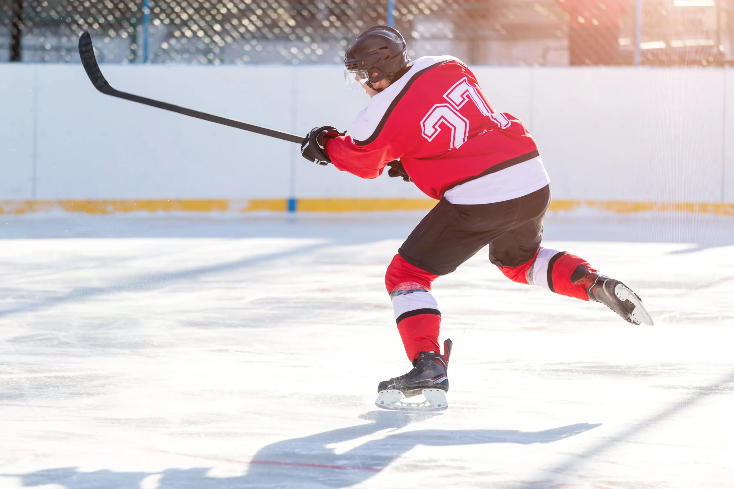 hockey-player-skating-on-outdoor-ice-rink-2026-01-07-05-26-58-utc.jpg