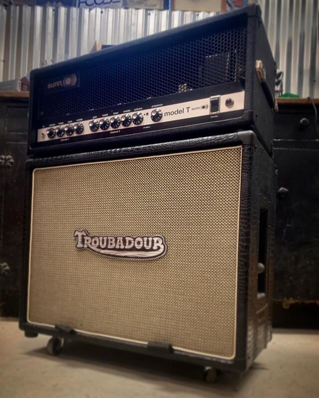 @rostroubadour with @troubadouramps just did a killer re-sleeve for @zzzz_eke &lsquo;s reissue Sunn Model T. I highly recommend for custom speaker cabs and head enclosures.
#sunn #sunnmodelt #modeltreissue #troubador #troubadorcabs #nmtaband #nmta #s