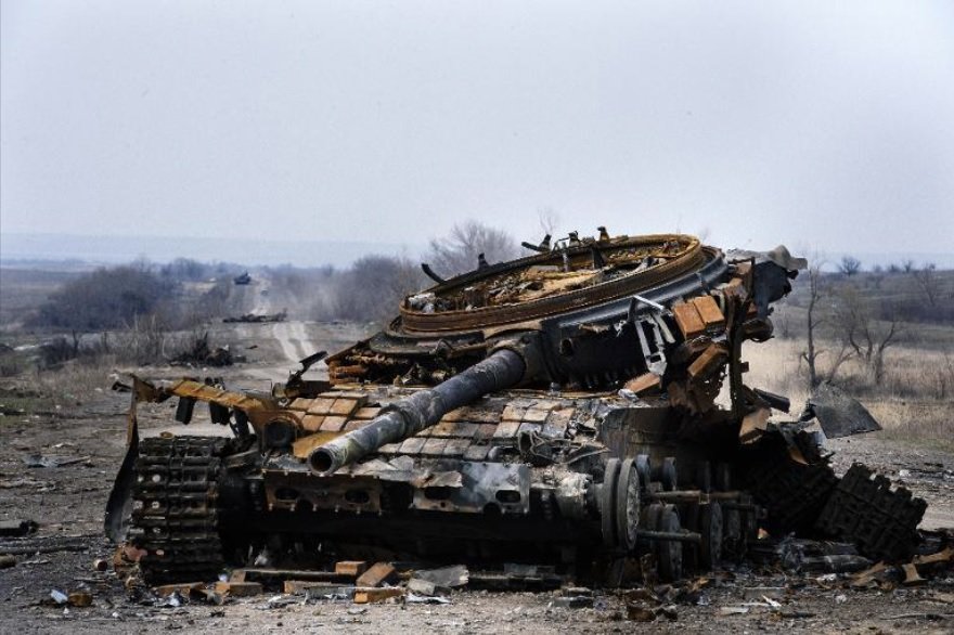 ukraine destroyed tank.jpg