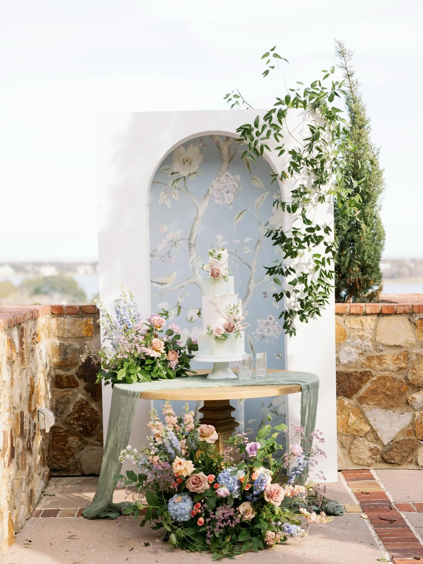 It&rsquo;s been way too long since I&rsquo;ve shared photos from this day 🥲😭
.
.
Orlando wedding photographer
.
Host: @StyledShootsAcrossAmerica
Planning: @HeatherBengeOfficial
Assistants: @alexiawoolumssaa, @amodernfete, @lacedwithgraceinfo
Venue: