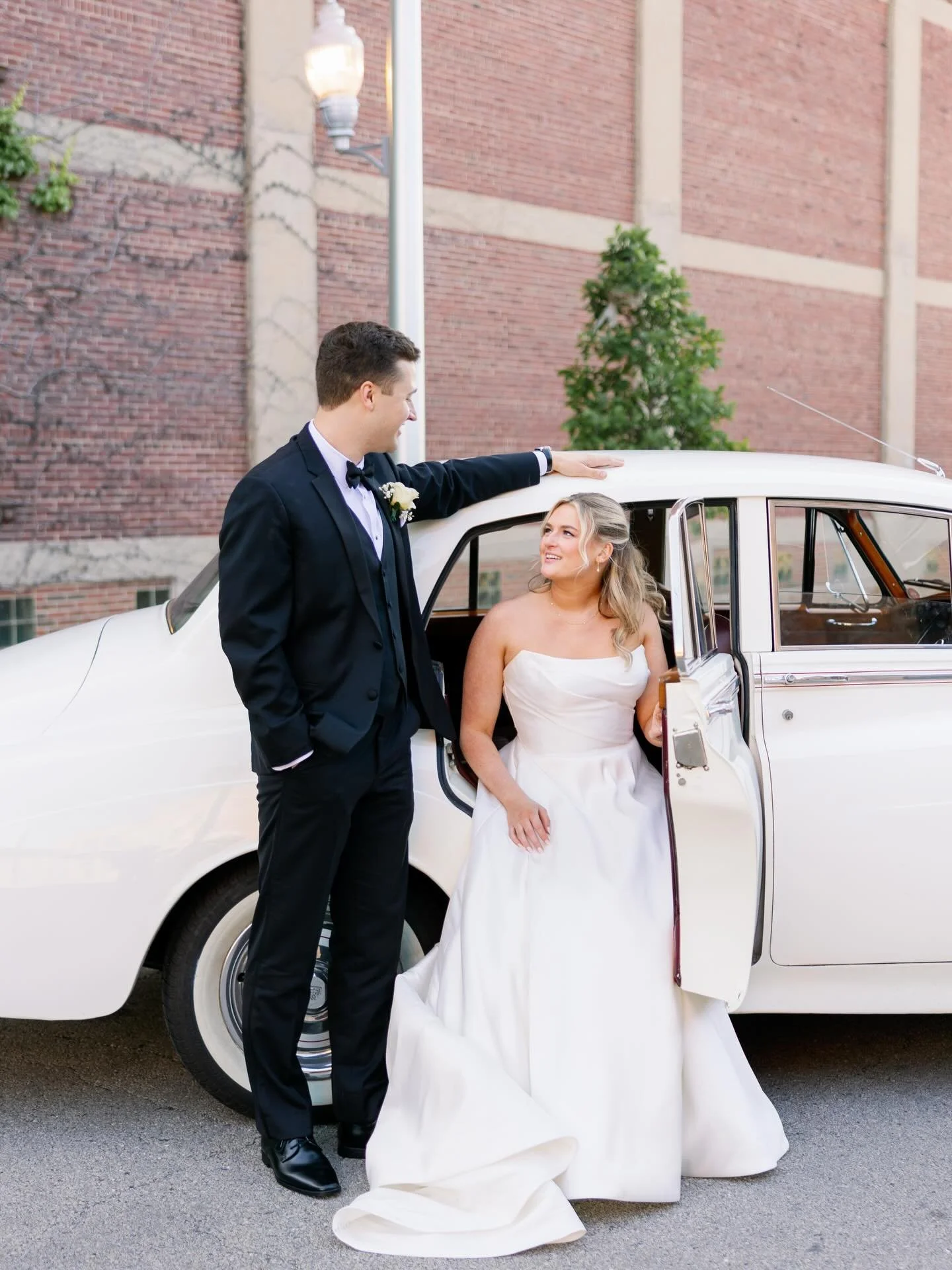 Madeline &amp; Eli&rsquo;s wedding is live on the blog! Click the link in my bio to see more from their day ❤️

Ovation Chicago wedding photographer