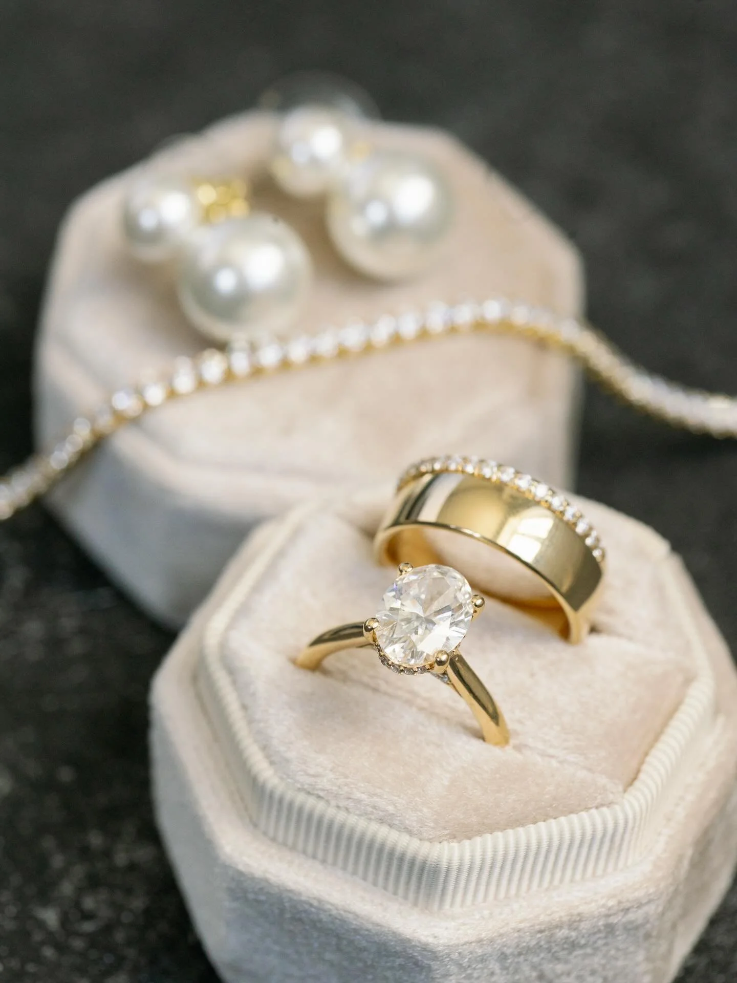 Relaxing wedding morning moments 
.
.
.
.
Chicago wedding photographer