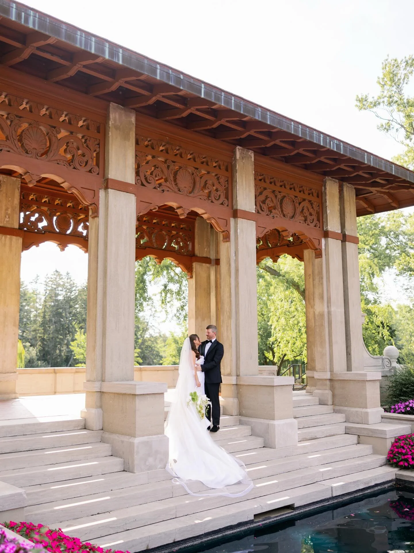 This stunning armour house wedding is live on the blog! Click the link in my bio to see more 💕
.
.
.
.
Lake forest wedding photographer