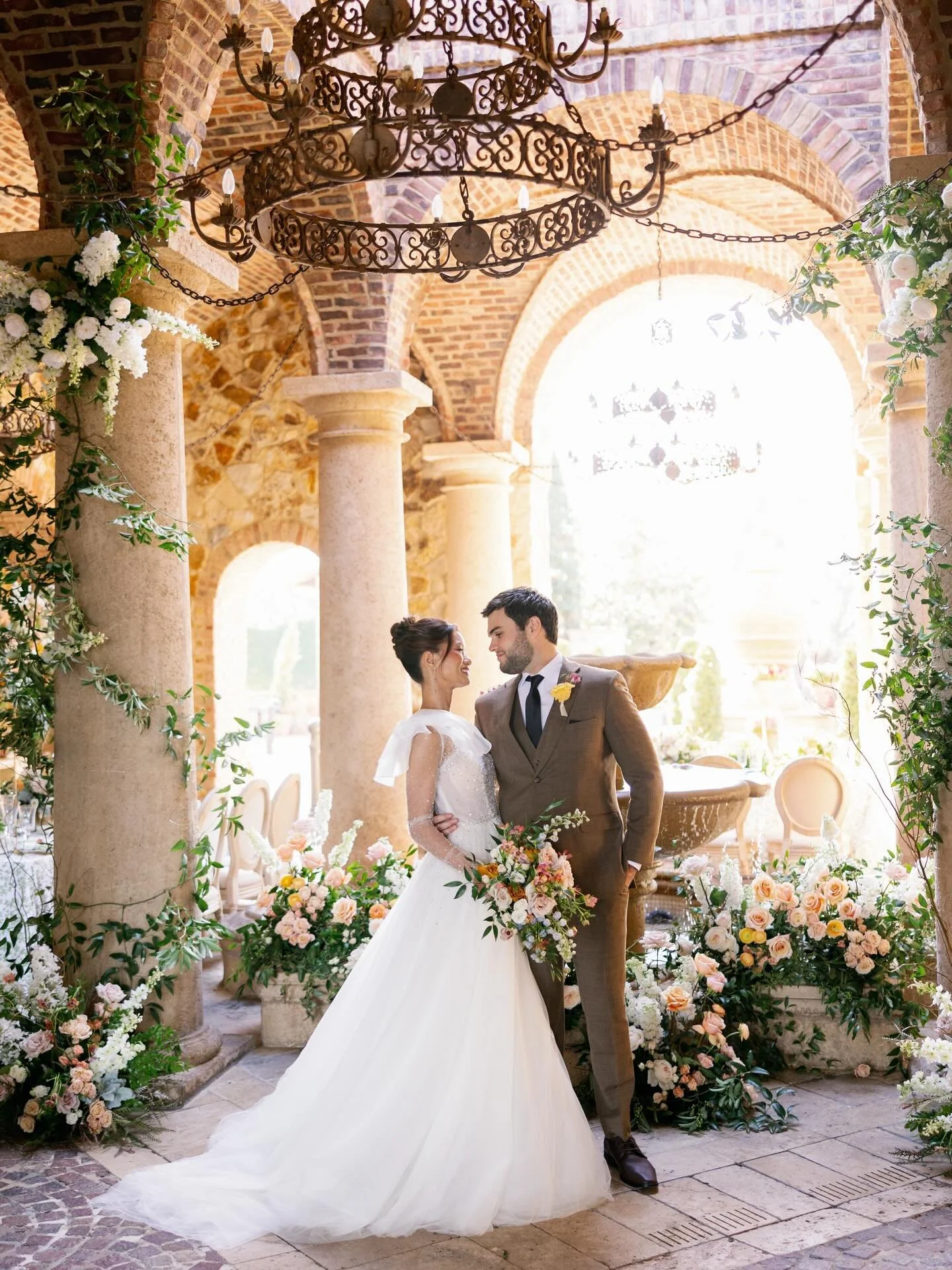 Dreamy doesn&rsquo;t even begin to cover this day 😍 
.
.
.
.
.
Host: @StyledShootsAcrossAmerica
Planning: @HeatherBengeOfficial
Assistants: @alexiawoolumssaa, @amodernfete, @lacedwithgraceinfo
Venue: @bellacollinaweddings
Hair &amp; Makeup: @sunkiss