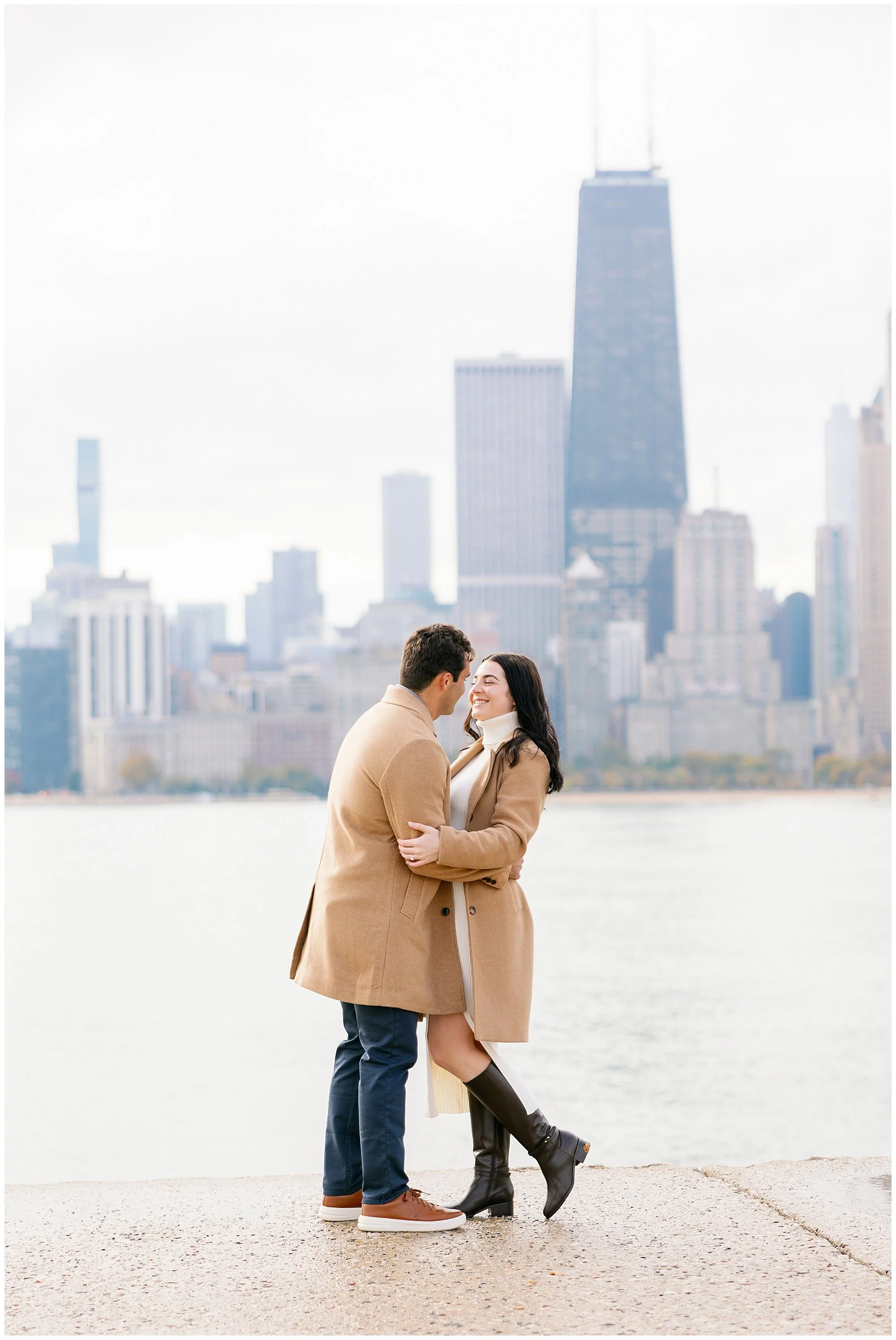  couple kissing in front of chicago skyline at north avenue beach 