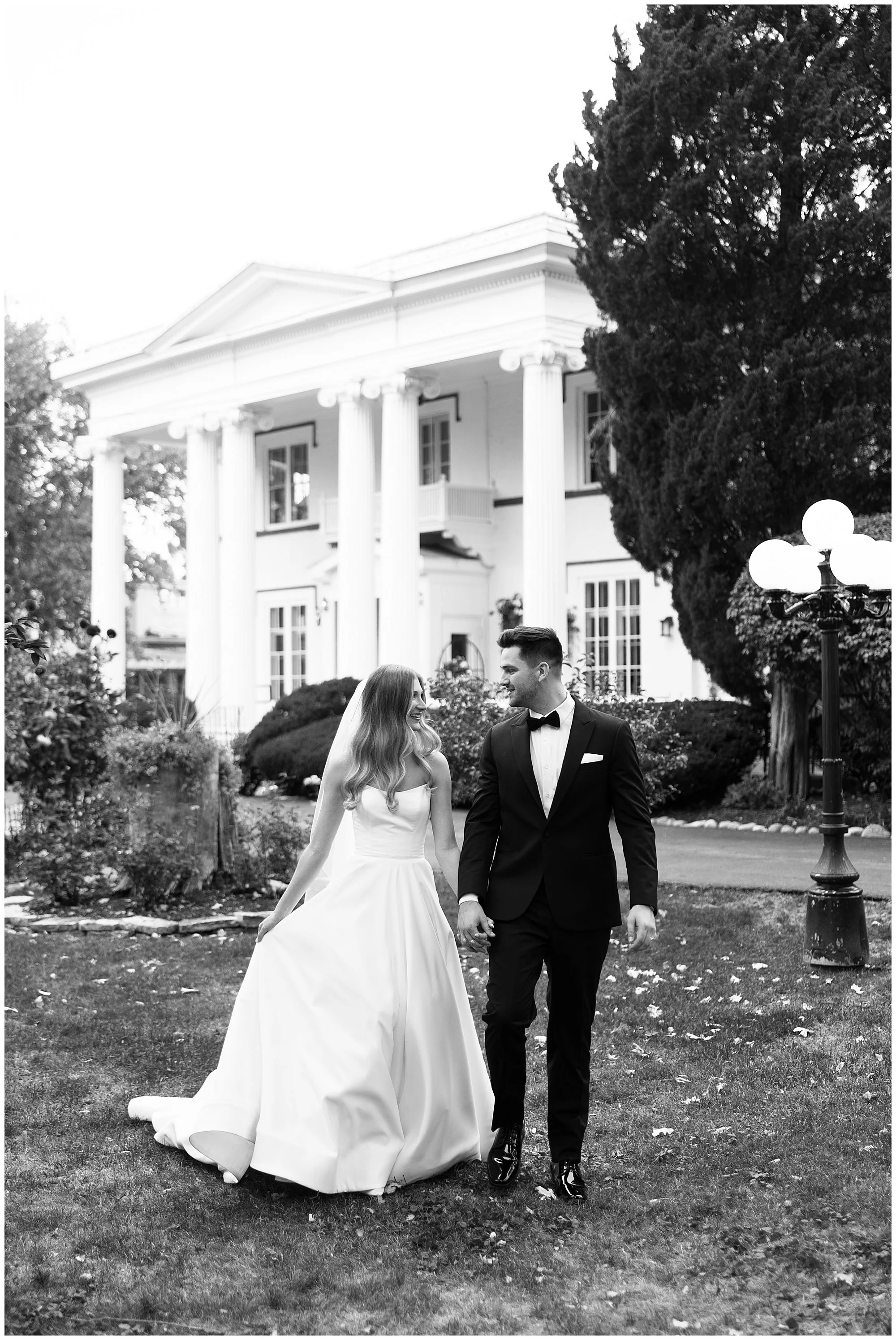  bride and groom walking at  Mesón Sabika wedding  