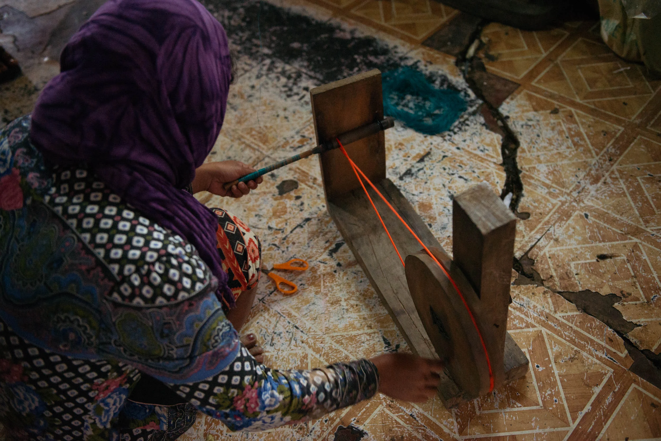 For the weft, a kalingsayan or wheel is used to spin the thread into a spool, which is then inserted in a lansarida or shuttle. This completes the assembling of thread into the hablanan .