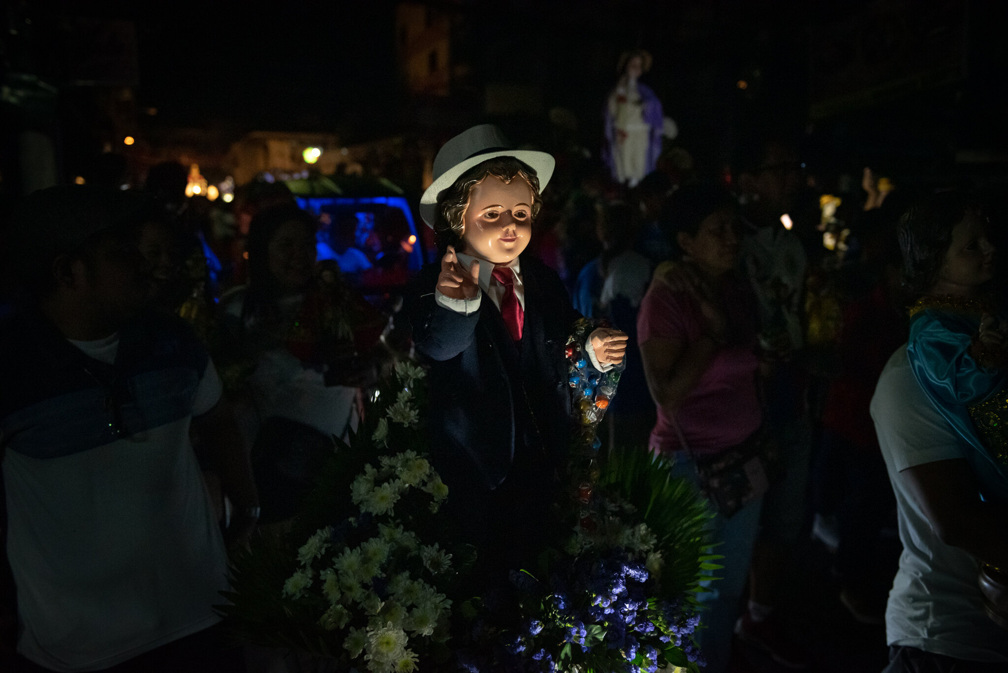  An image of the child Jesus wearing an Americana suit. 