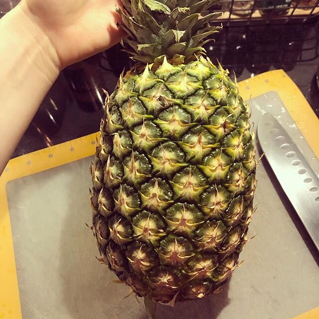 PINEAPPLE🍍🍍🍍 I love pineapple but don&rsquo;t usually buy it because it comes in those prepackaged containers that are overpriced and usually look kinda gross. So instead I bought a whole pineapple. You get SO much more than the prepackaged contai