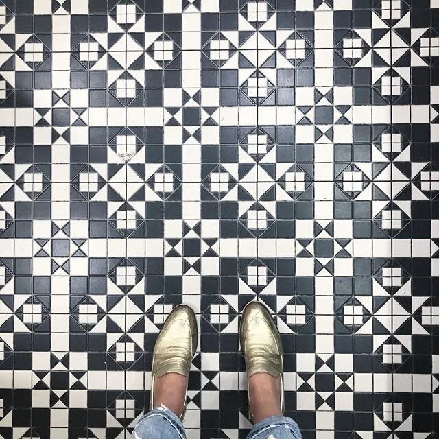 A busy feature tile on the floor can be a great way to bring visual interest to a space without being to much on the eye. (📷 ft my feet @terrace_kitchen )