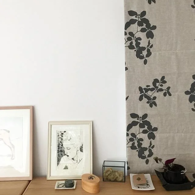 Window dressings can add so much more to a room than just function. When the right fabric is chosen they really can enhance and compliment your space. This botanical print by @hemptechnz offers a sense of calm and is a nice way to bring the outside in! 🌱🍃