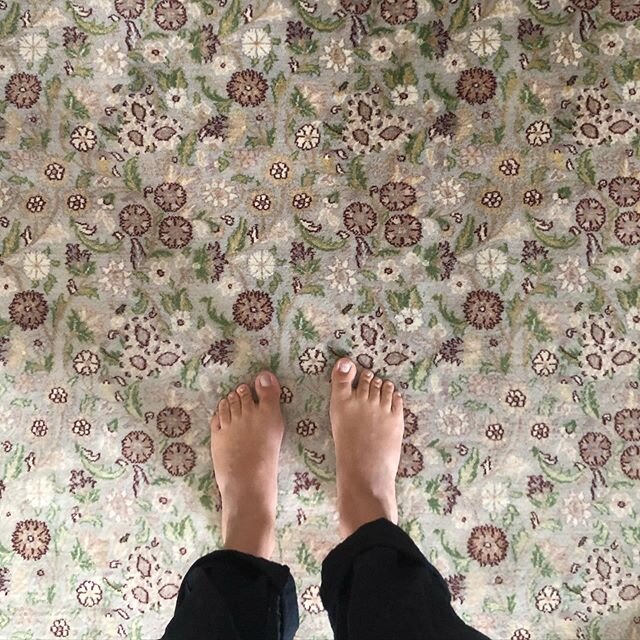 Rugs are a wonderful way to bring a room together. They help to ground the furniture and can be a great base palette to pull colour from for cushions and other soft furnishing! This beauty is my Grandmas, I love it so much 🤎