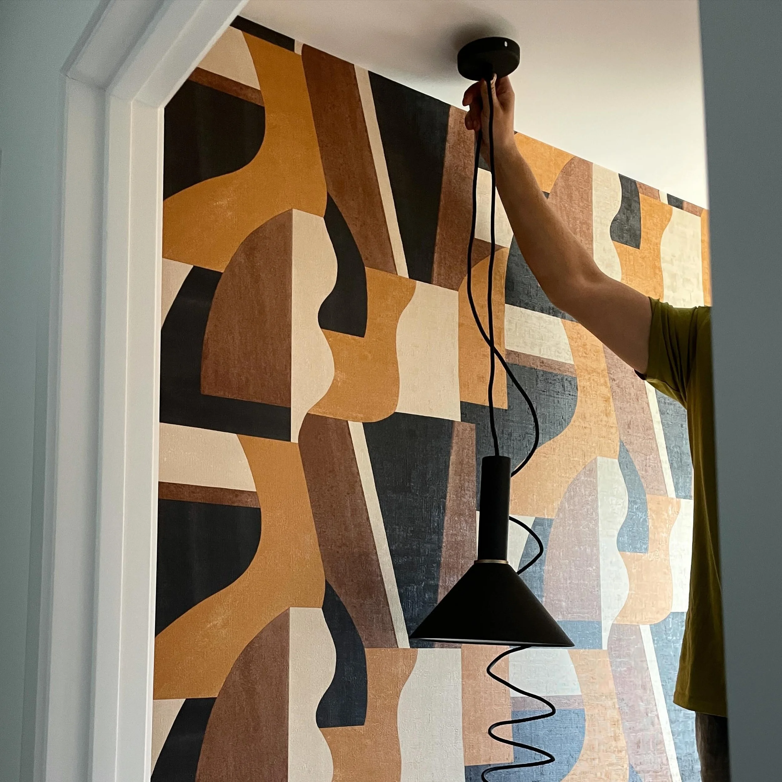 Yesterday, on-site with @waveelectricalwaihibeach adding the finishing touches to this beautiful powder room! 🤎