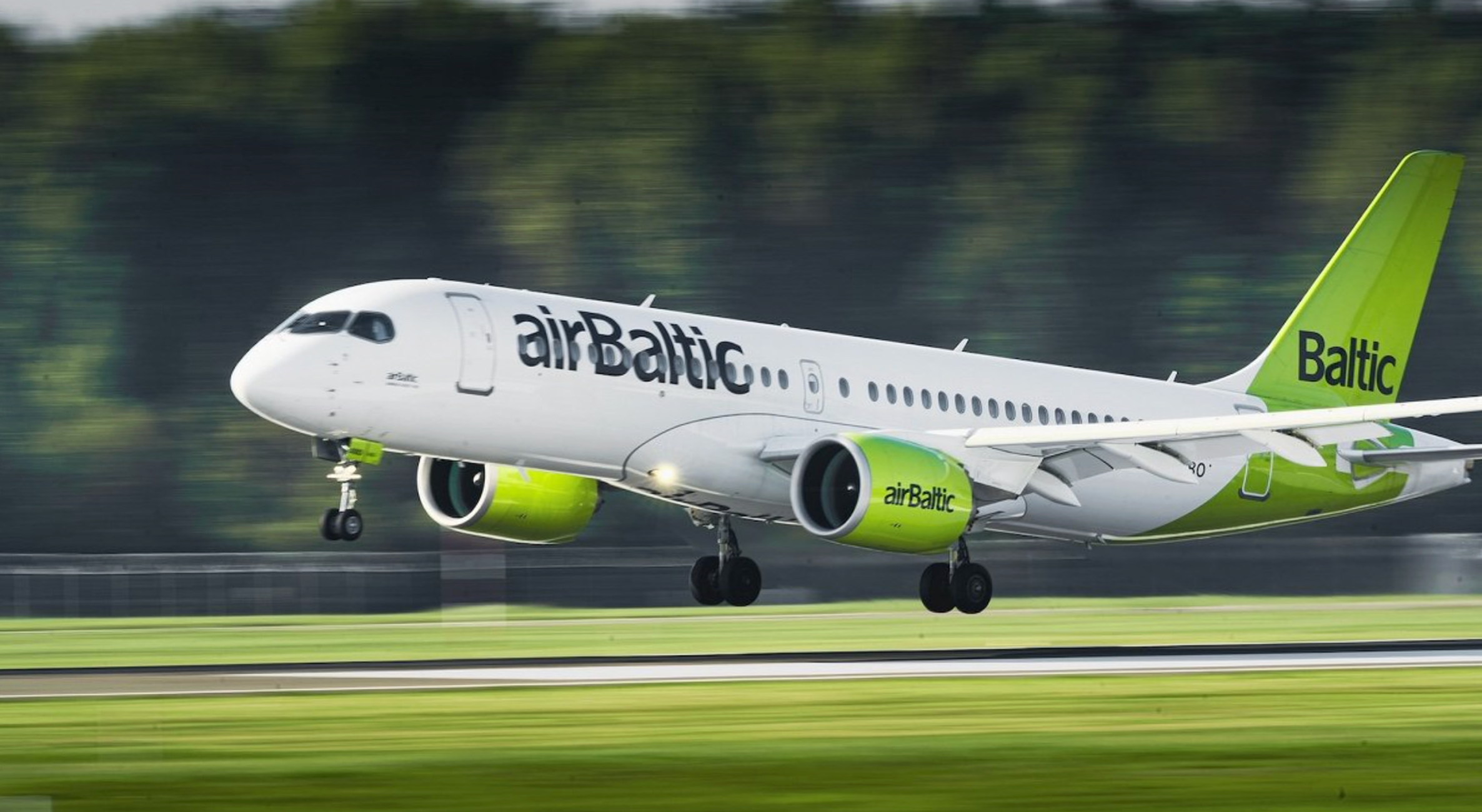 airbaltic（エアバルチック）のロゴ、飛行機