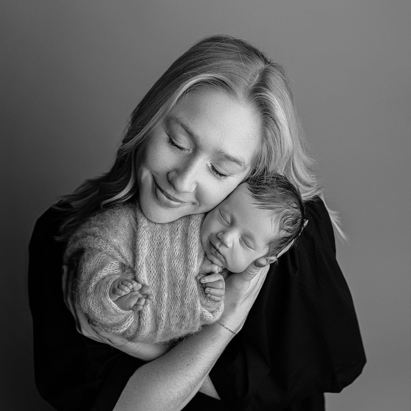 I absolutely adore family portraits with their newborn like these. SO. MUCH. LOVE.