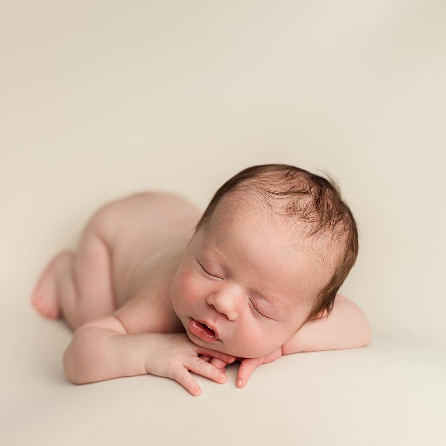 He was really strong for a 4 weeks old, but he snoozed like a pro.
If you&rsquo;re expecting this summer, now&rsquo;s the time to secure your spot for a session with me!
Book based on your due date, and we&rsquo;ll set the date once your baby arrives